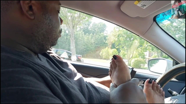 Foot Patrol: Mz 저지는 그녀의 고기 크기 8.5 피트를 생일 케이크로 제공함으로써 내 생일을 기립니다.