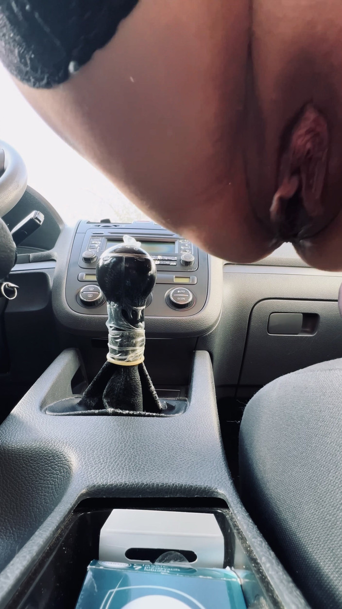 Couplehamster: Strčila Jsem Si Řadicí Páku Kamarádova Auta Do Kundičky Jako Děvka