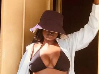 Seeeug: Bombasse noire sexy