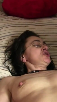 Sexo a três para garotas maduras que são fodidas anal
