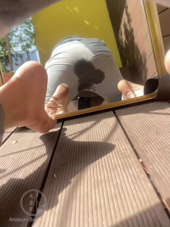 AmateurBoysPissing: Amatérský chlapec si smáčí své šedé tepláky