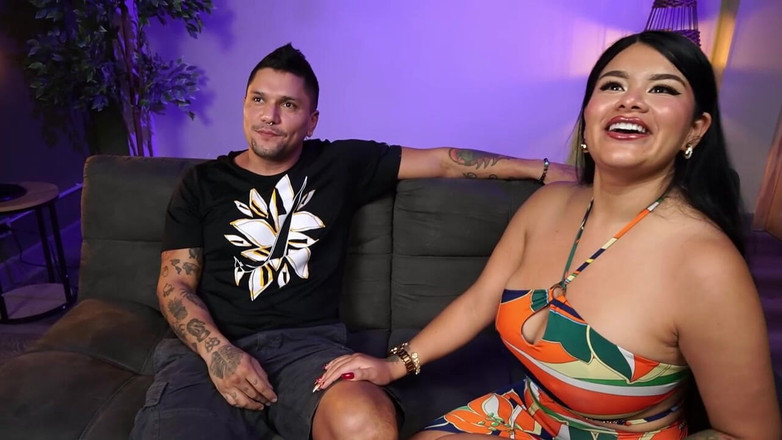 Issane: V zákulisí! Můj nevlastní bratr mě šuká na gauči, než dorazí...