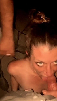 Casada cadela esposa chupando porra em loja de vídeo adulto
