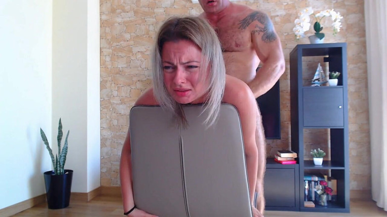 Laura Dee: Futaiul dur în cur de la cur la gură mă face...
