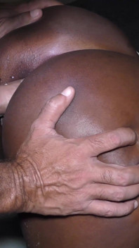 Pepek hitam kentut dengan zakar putih besar. Kongkek dubur dan creampie