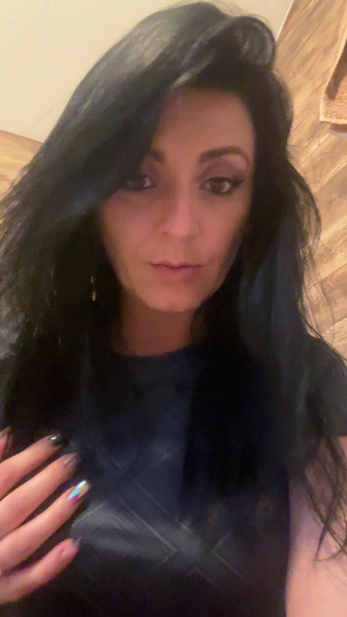 MilfyCalla: お腹を空かせたマンコがトイレでおしっこをし、彼女は指を舐める 182