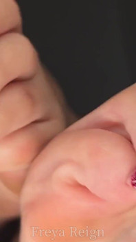 Tôn thờ chân thầm lặng với rất nhiều ngón chân chơi vào và ra khỏi vớ
