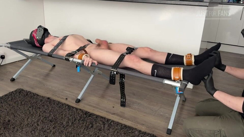 Inmate Cody and SubEdgeX: Pup Twink legată pentru joc cu picioarele și gâdilare