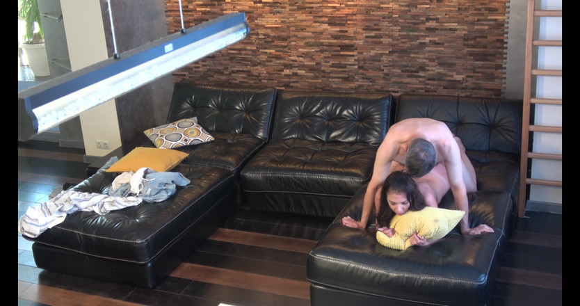 We heart Milfs: Сексуальна дружина брюнетка зраджує, трахаючись на шкіряному дивані