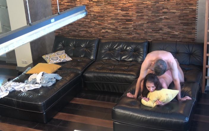 We heart Milfs: Sexy brunetka manželka podvádí šuká na kožené pohovce