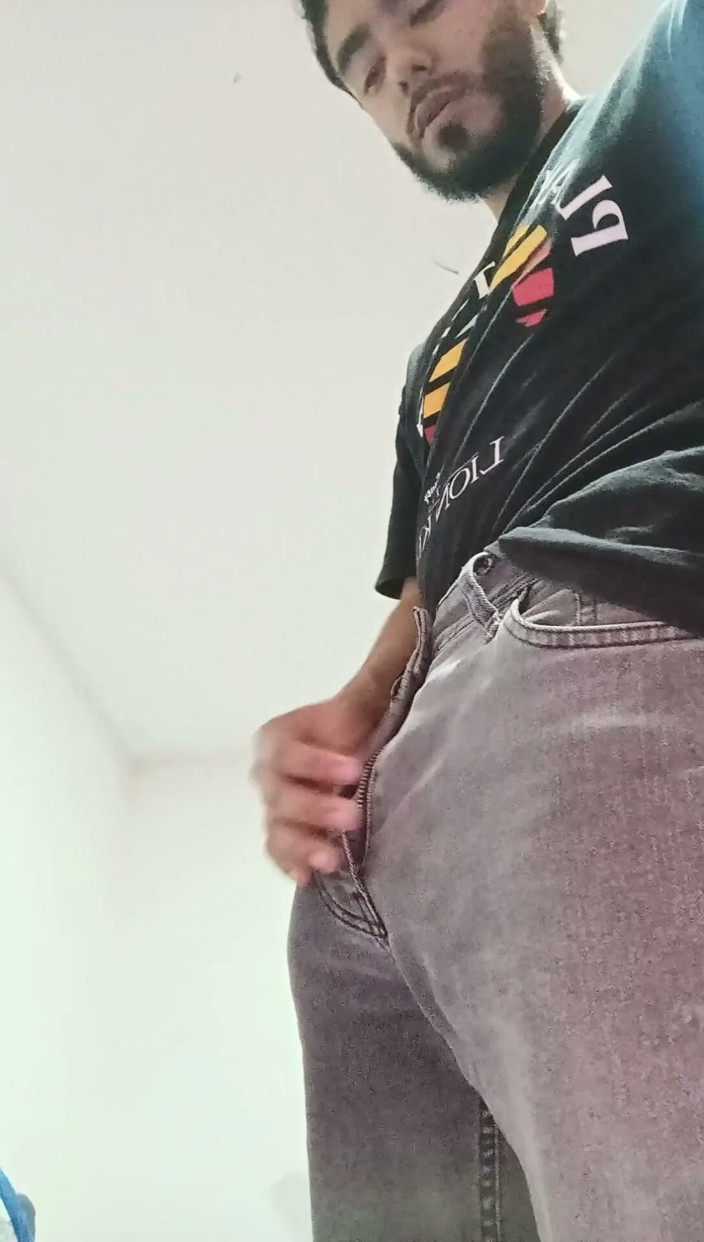 Tommhot: A Burly Stud in Jeans, Moaning
