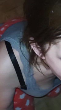 Selbstgedrehter amateur-MILf-blowjob und tiefe kehle mit massivem abspritzen
