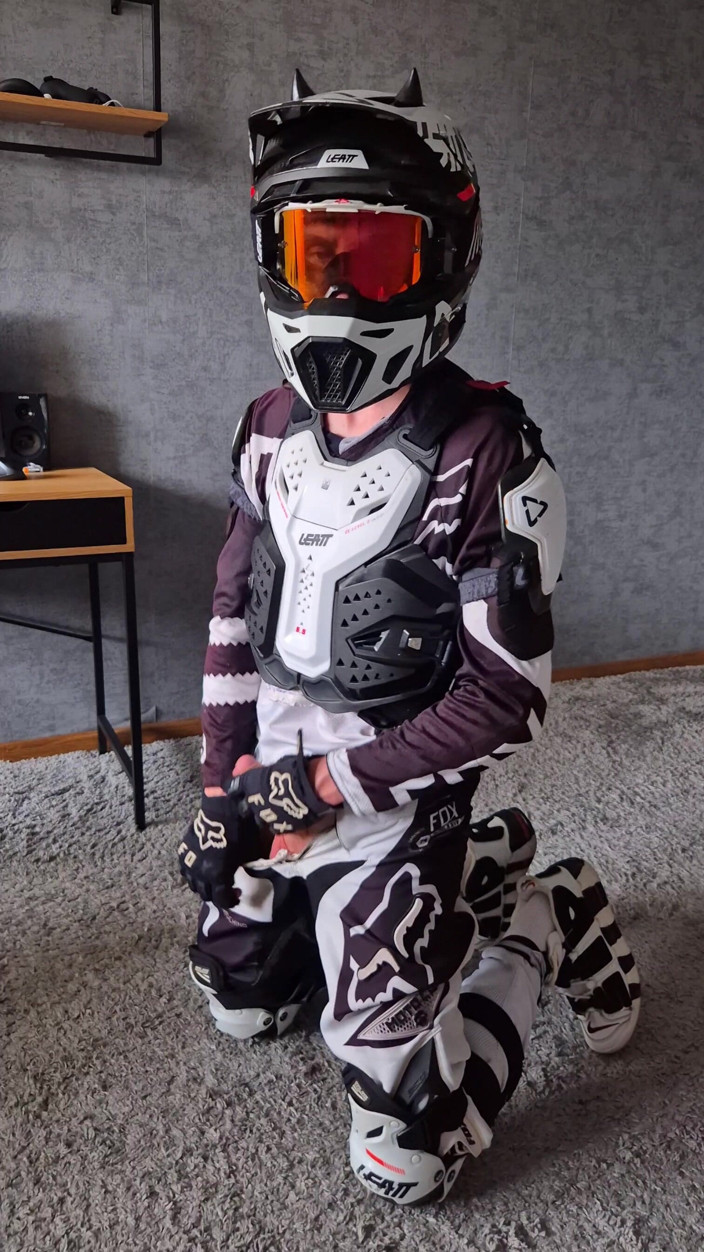 Sneakersmax98: Motocrosser excitat Motocrosser Biker se împinge pe el însuși edge, nu s-a...
