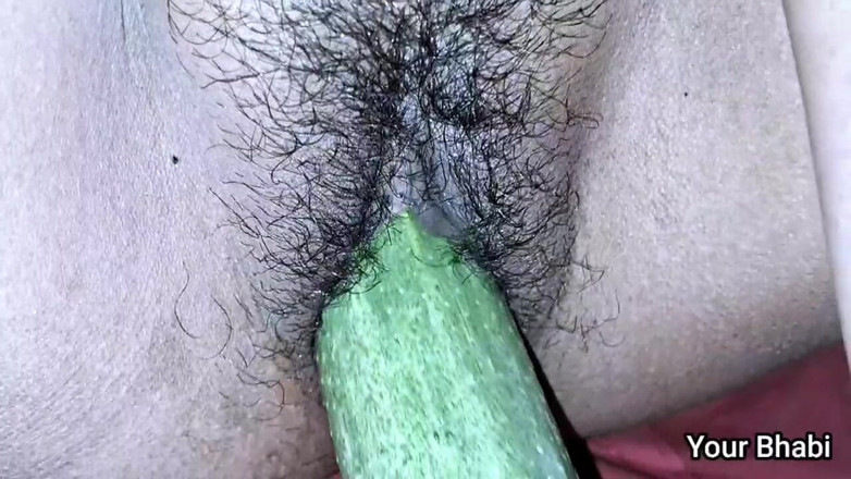 Bhabi: 用黄瓜操我的阴户