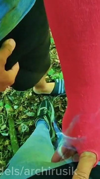 Kembar dengan batang besar berkongkek semasa rehat di taman tanpa kondom sehingga mereka pancut