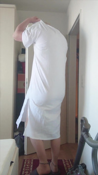 Băiatul De Nylon Carmen, În Caftan Alb Și Ciorapi