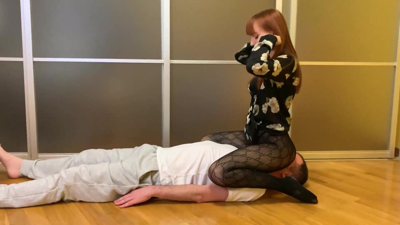 Petite Princesses Femdom: Une petite fille sexy fait un facesitting en collants résille...