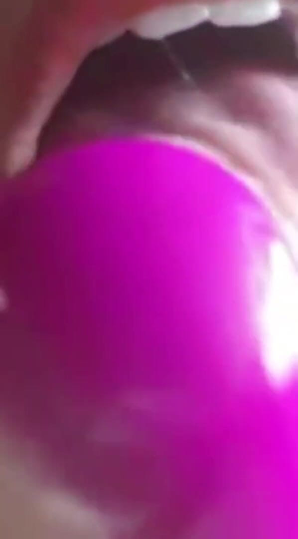 Real homemade BBW BBC porn: Awek montel muda - menghisap dildo saya menggerudi pepek saya yang...