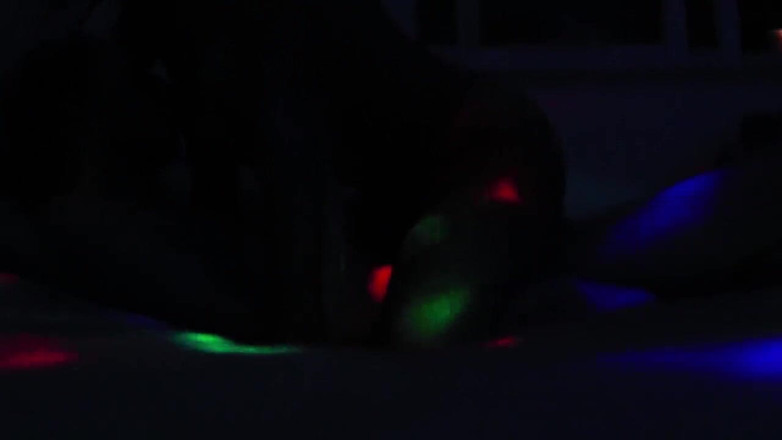 YeahHanna: ロマンチックなカップルがセックスパーティーでベッドとカメラを壊しかけた