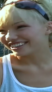 Blondă și brunetă lucrează un vibrator roz unul în celălalt