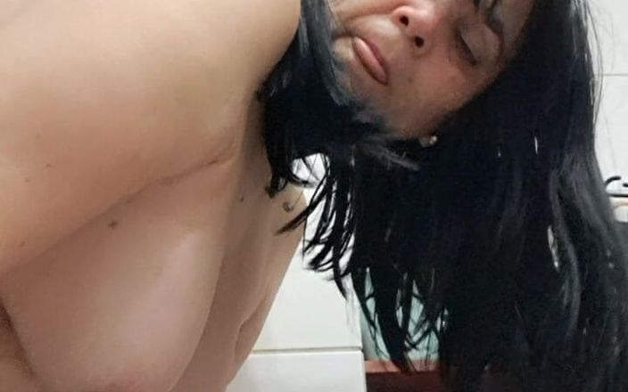 Mommy big hairy pussy: 熟女在洗澡时被继子干