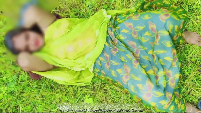 Your_aisha: Desi Village Girl kąpieli w dżungli i pieprzyć jej ciasną...