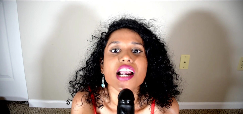 Horny Lily: Ragazza indiana che dà ASMR mentre succhia un grande cazzo...
