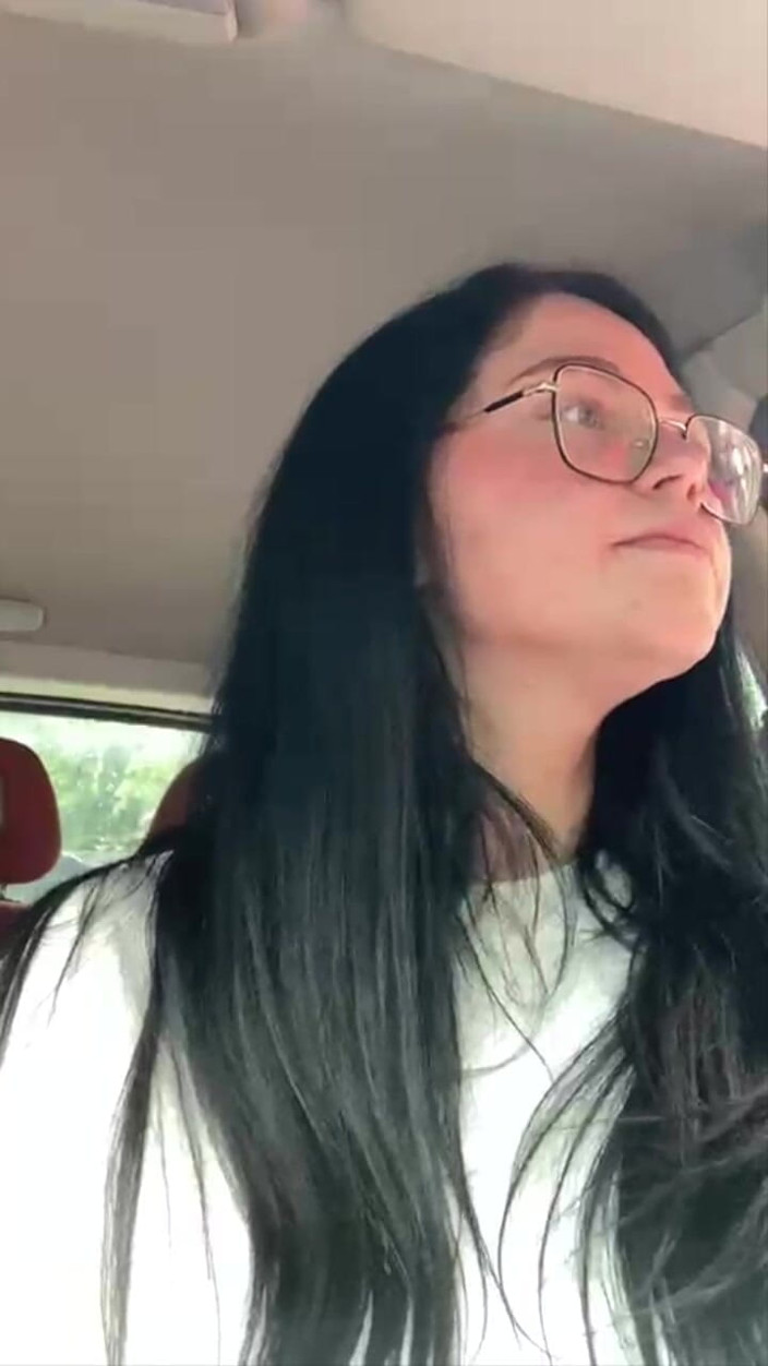 Shione Cooper: Fumando durante la guida con i miei nuovi occhiali