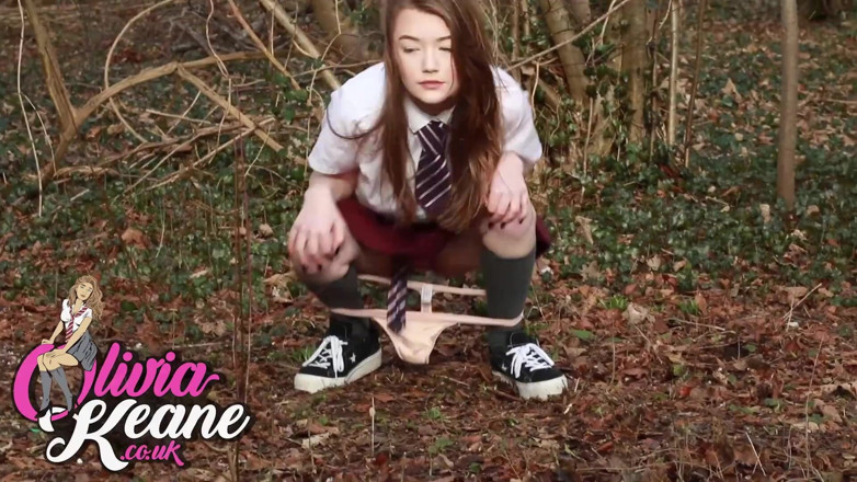 Olivia Keane: 18 let Olivia Keane chčije v lese
