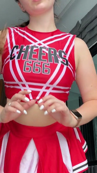 Une Cheerleader Sexy Étire Ses Fesses Et Monte Un Gros Godemichet.