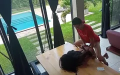 Trans kız Kolombiyalı tablet ando kanepede sikiliyor