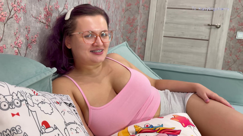 Katybigcherry: Nie spuszczaj się w moją cipkę, przyrodni bratu! Przyrodni brat...