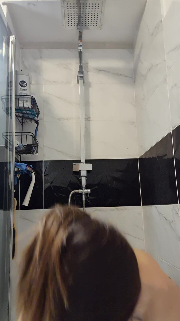 Adele Amber: Analer Spaß unter der Dusche