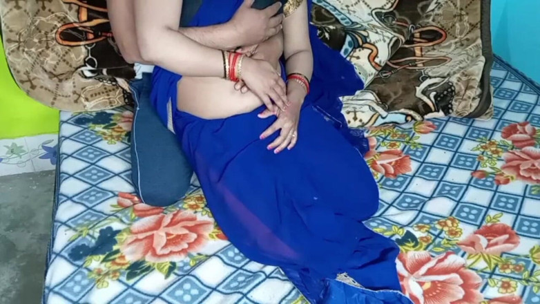 Manjushukla: Bhabhi nouvellement sexy en sari bleu.