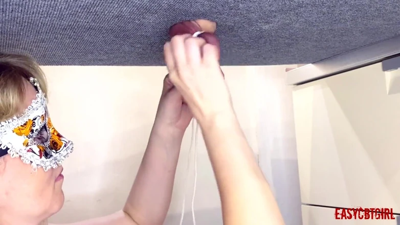 AnnyCandyPainboy: Госпожа связывает яйца и щелкает пальцами по яйцам раба Easycbtgirl