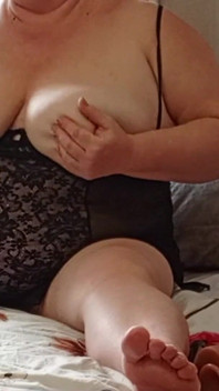 Una vecina con un gran culo, un coño peludo y enormes tetas escenó un show de sexo