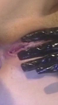 Blond Förförtress i Fetisch underkläder upplever intensiva fingerorgasmer