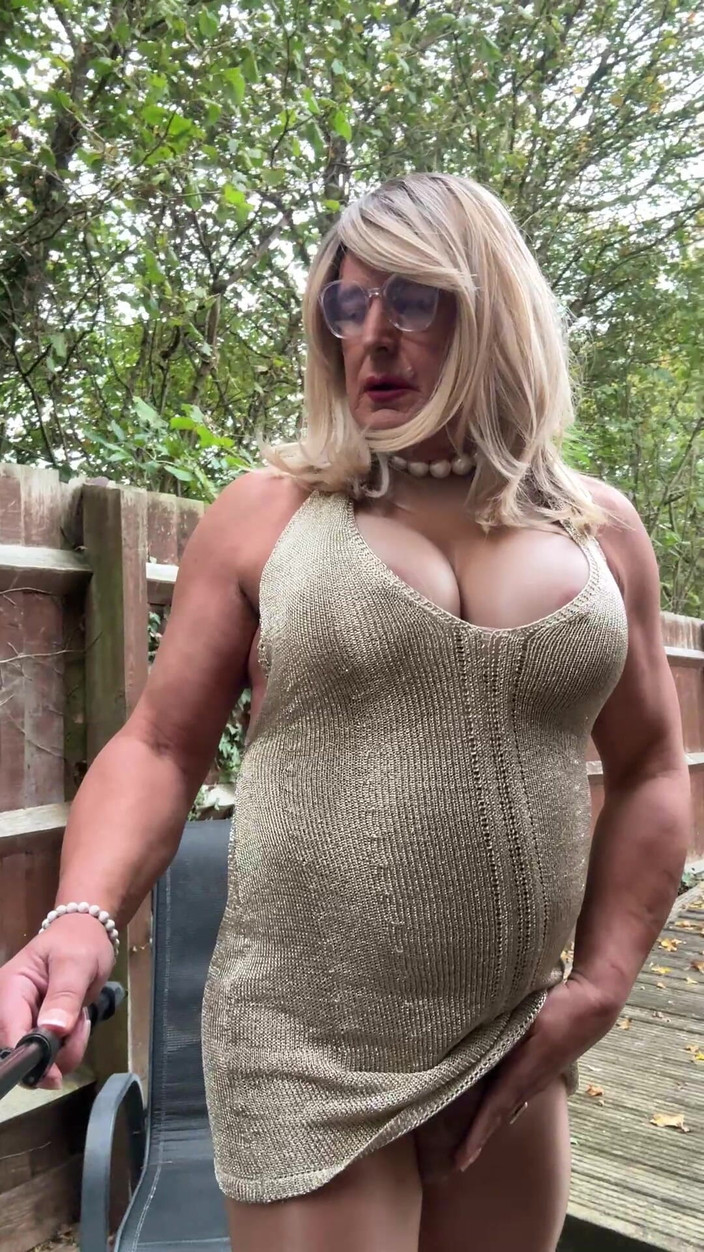 Kellycd2022: 골드 메시 드레스를 입은 섹시한 크로스드레서 Kellycd2022 실크 매끄러운 팬티 스타킹과 힐