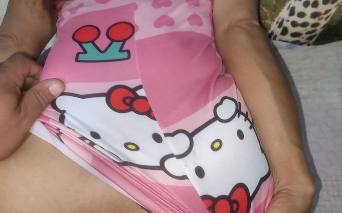 anal_queen_amateur: 쪼이는 엉덩이를 보여주는 젊은 밀프