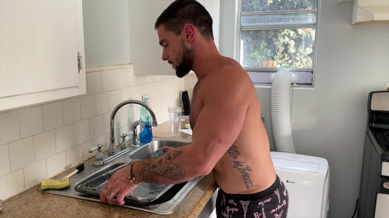 Dante Colle Gay: Killen fångar sin rumskompis som rycker iväg till sin porr