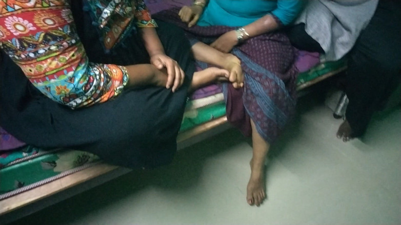 Tamil lesbian: Drie tante praten in de slaapkamer