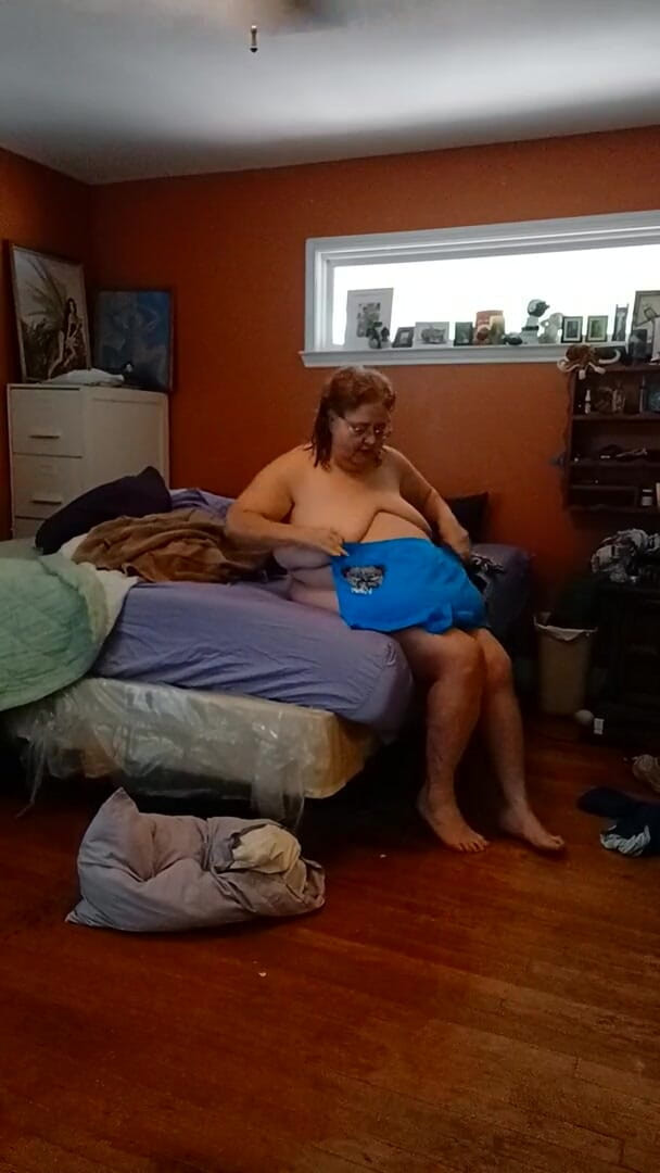 BBW nurse Vicki adventures with friends: Vestindo-se para fãs de calcinha Hey