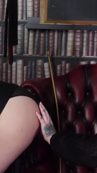 Corporal punishment job entrevista amante Elysia entrevista escrava Mila para um papel de ensino em sua faculdade, com palmada