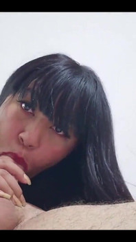 她在市中心卖咖啡，现在她是我的婊子