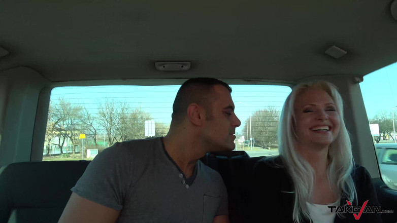 Take Van: Ibu pirang hampir tidak yakin untuk datang dengan orang asing...