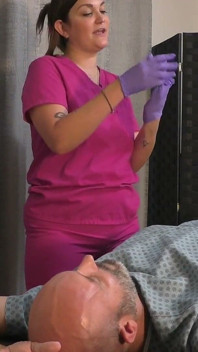 Krankenschwester Ayla Aysel macht ihren patienten entspannt für eine Operation mit handjob