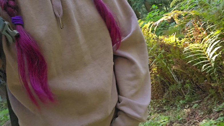 Nerdy_faery: Turista čůrá na kládu