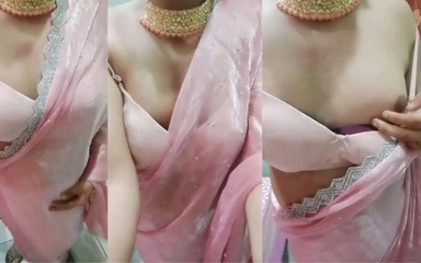 Индийский гей-кроссдрессер Gaurisissy нажимает и играет с ее большими сиськами глядя в розовую сари, похожую на домохозяйку