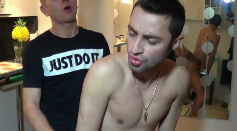Gaybareback: Oswar wood top XXl ragazzo sborrata dentro sotto
