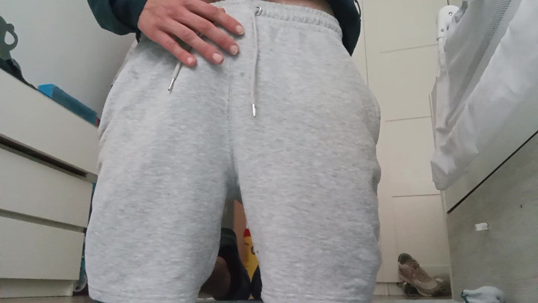 Elvissc: The Fitness Trainer Jerks off Inside His Pants and Shows...